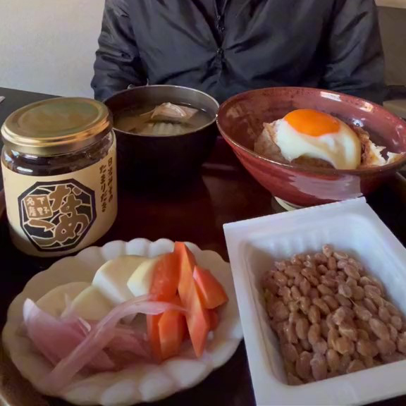 上澤梅太郎商店さんのなめこたまり炊きを納豆に混ぜた食卓