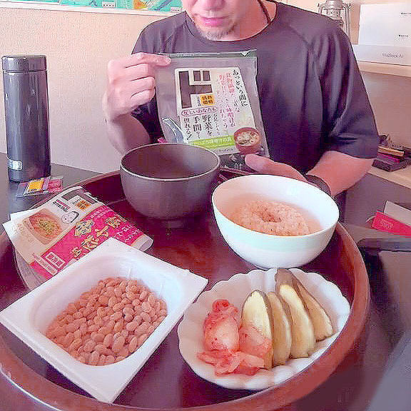 ドンキホーテの超極小粒納豆とインスタント味噌汁の食卓